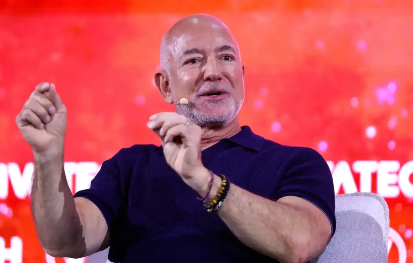 2026 08 10T153431Z 1869432602 RC2MVLA0CR50 RTRMADP 3 SOCCER ENGLAND LIV BEZOS (1)