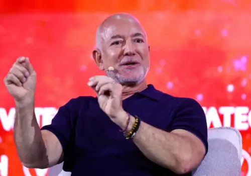 2026 08 10T153431Z 1869432602 RC2MVLA0CR50 RTRMADP 3 SOCCER ENGLAND LIV BEZOS (1)