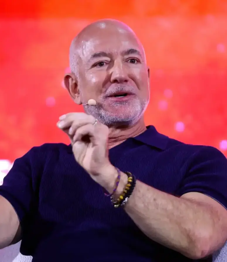 2026 08 10T153431Z 1869432602 RC2MVLA0CR50 RTRMADP 3 SOCCER ENGLAND LIV BEZOS (1)