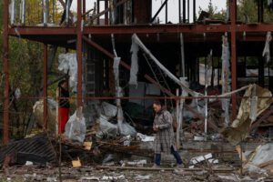 Russia Pounds Kyiv With Missiles as Ukraine Sends Drones Toward Moscow Despite Peace Talk Push
