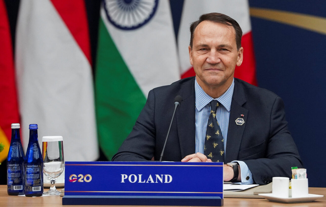 Poland’s Sikorski Calls for Rapid Black Sea Ceasefire to Let Grain Ships Pass