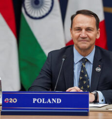 Poland’s Sikorski Calls for Rapid Black Sea Ceasefire to Let Grain Ships Pass