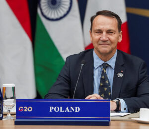 Poland’s Sikorski Calls for Rapid Black Sea Ceasefire to Let Grain Ships Pass