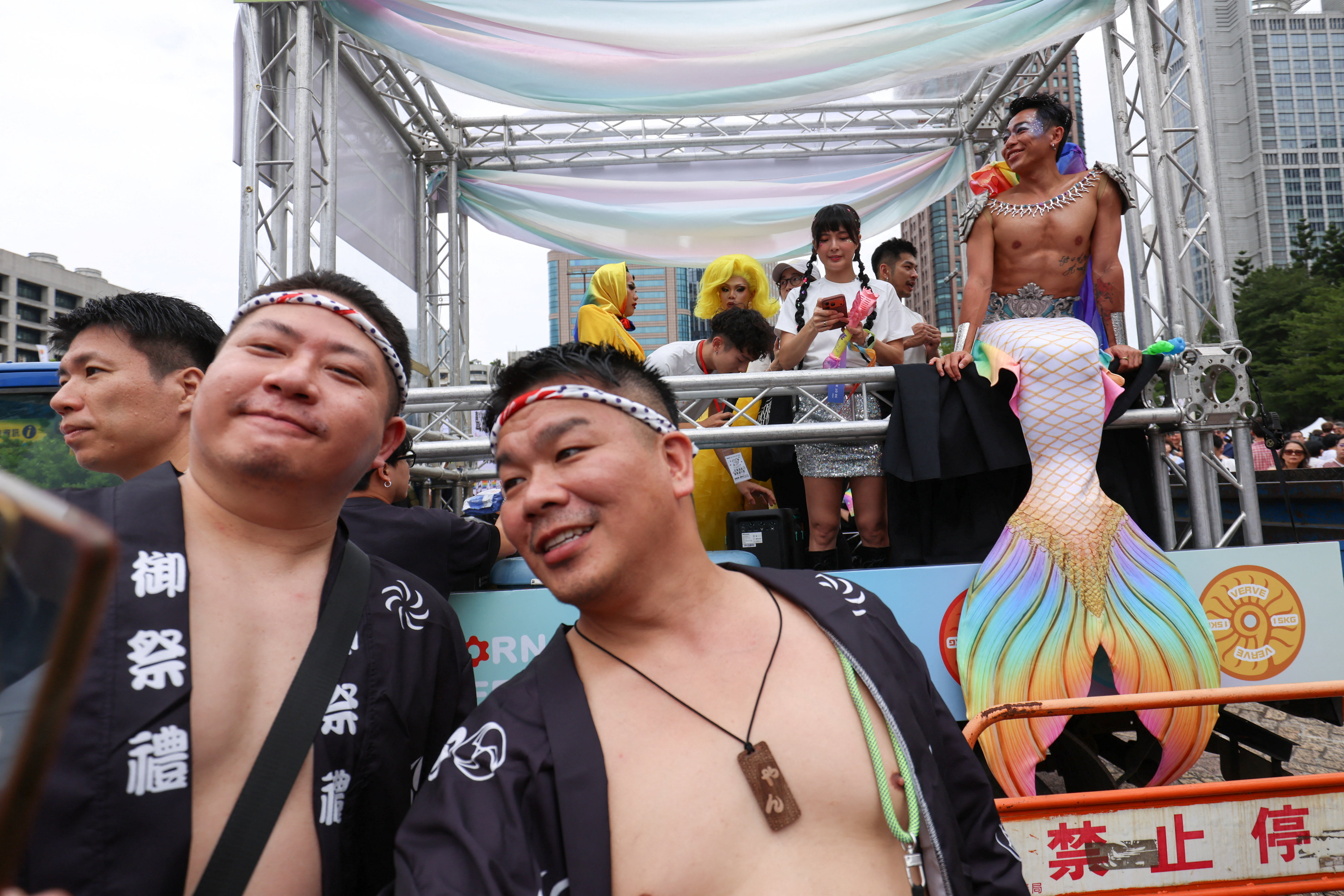 Taiwan Pride Crowd Jeers Taipei Mayor After Police Raid on Gay Bar 3 Taiwan Pride Crowd Jeers Taipei Mayor After Police Raid on Gay Bar