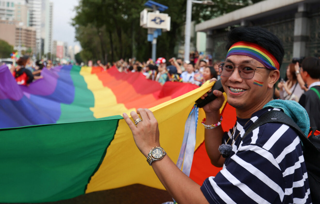 Taiwan Pride Crowd Jeers Taipei Mayor After Police Raid on Gay Bar 1 Taiwan Pride Crowd Jeers Taipei Mayor After Police Raid on Gay Bar