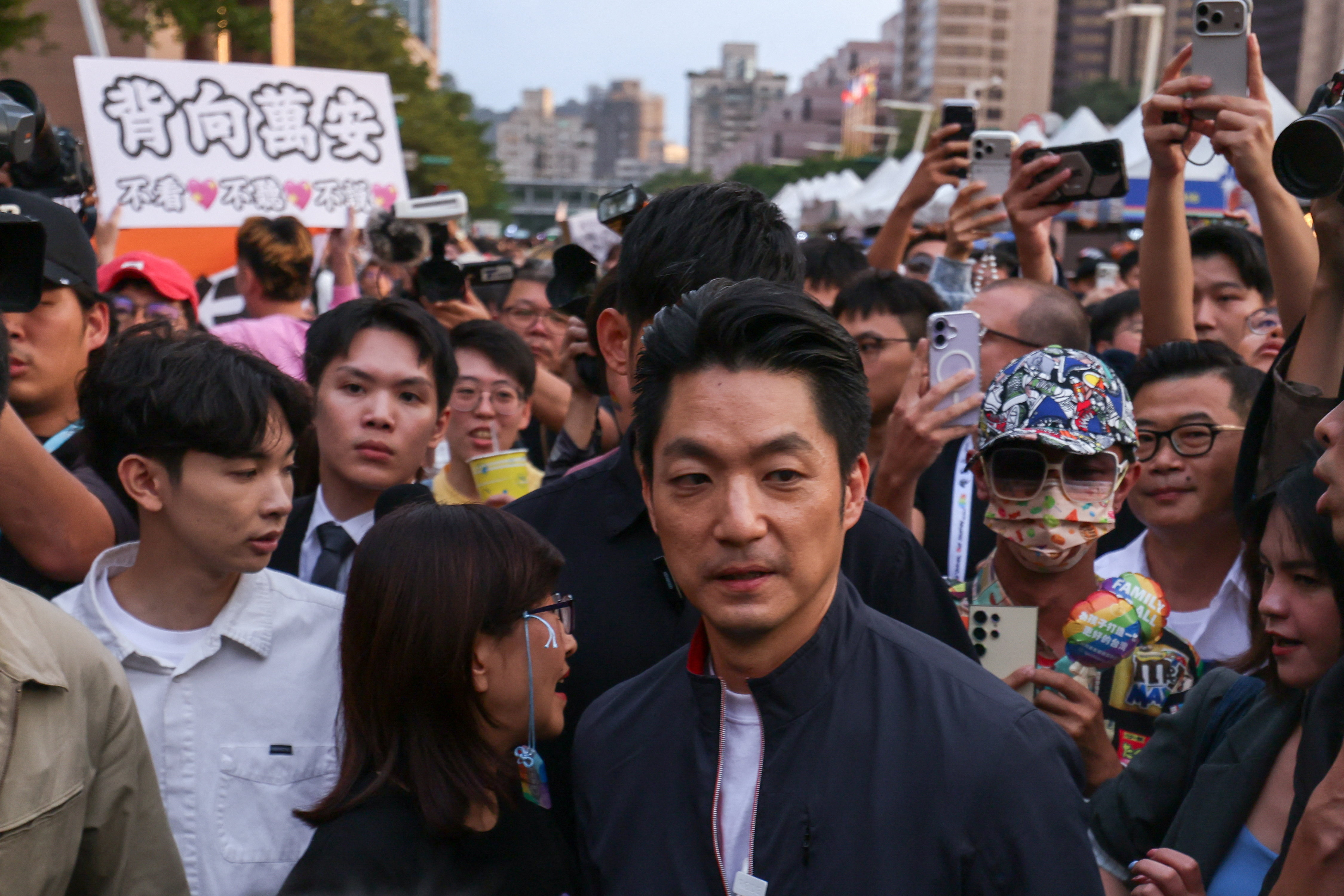 Taiwan Pride Crowd Jeers Taipei Mayor After Police Raid on Gay Bar 2 Taiwan Pride Crowd Jeers Taipei Mayor After Police Raid on Gay Bar
